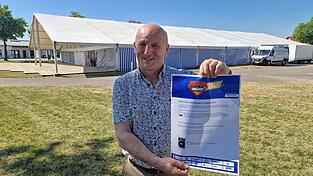 Der Wallersdorfer Bürgermeister Franz Aster mit dem Plakat zur „Dorfhelden-Tour“. Diese gastiert am Dienstag, 9. Juni, in der Marktgemeinde. Dafür wird das Festzelt - es steht bereits fürs Volksfest - genutzt. Der Wallersdorfer Bürgermeister Franz Aster mit dem Plakat zur „Dorfhelden-Tour“. Diese gastiert am Dienstag, 9. Juni, in der Marktgemeinde. Dafür wird das Festzelt - es steht bereits fürs Volksfest - genutzt.