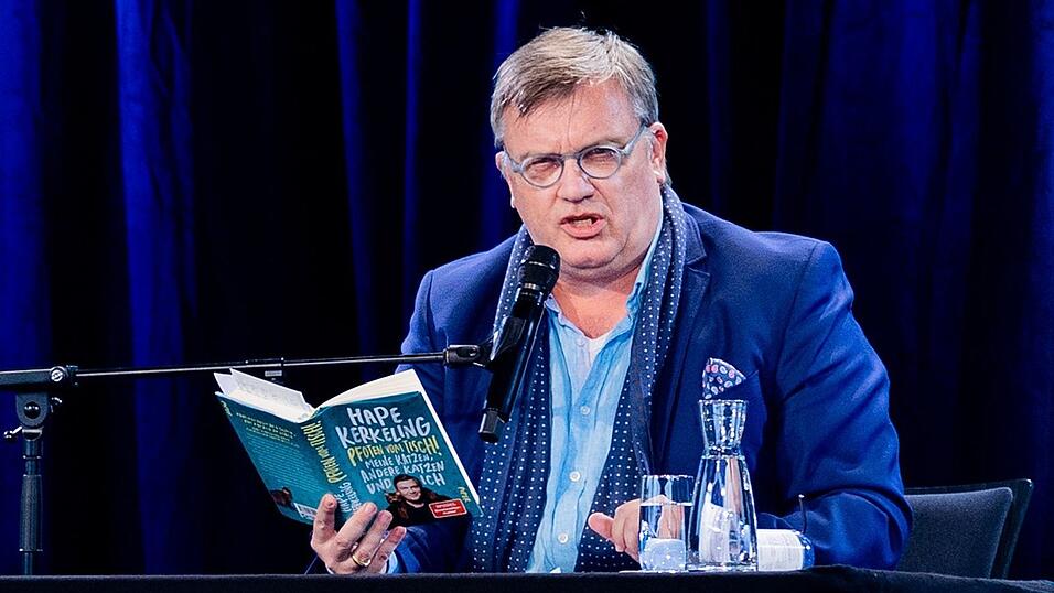 Hape Kerkeling liest aus seinem Buch «Pfoten vom Tisch!», das jetzt auch verfilmt wird (Archivbild). Hape Kerkeling liest aus seinem Buch «Pfoten vom Tisch!», das jetzt auch verfilmt wird (Archivbild).