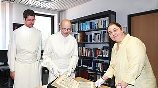 Der Codex kehrt zurück: Magister Vitus Glira (von links), Prior Petrus Bayer und Stadtarchivarin Susanne Wolf mit dem mehr als 400 Jahre alten Rechtsbuch, das nun wieder seinen Weg zurück in die Bibliothek des Stifts Schlägl findet. Der Codex kehrt zurück: Magister Vitus Glira (von links), Prior Petrus Bayer und Stadtarchivarin Susanne Wolf mit dem mehr als 400 Jahre alten Rechtsbuch, das nun wieder seinen Weg zurück in die Bibliothek des Stifts Schlägl findet.
