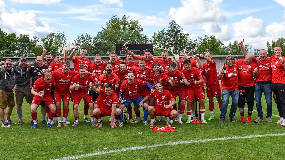 So sieht eine Mannschaft aus, die gerade Sport-Geschichte geschrieben hat: Die SpVgg Hankofen-Hailing feiert mit dem kompletten Betreuerstab nach dem 1:0-Sieg in Coburg die Meisterschaft in der Bayernliga Nord - in der Nord- und in der Südgruppe der Bayernliga Meister zu werden, ist etwas, das vor den 'Dorfbuam' noch kein anderes Team geschafft hat - , vor allem aber den Wiederaufstieg in die Regionalliga.