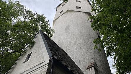 Obwohl er fast vollständig von Laubbäumen umgeben ist, ist der alte Wasserturm von den Straßen Altenmarkts kaum zu übersehen. Obwohl er fast vollständig von Laubbäumen umgeben ist, ist der alte Wasserturm von den Straßen Altenmarkts kaum zu übersehen.