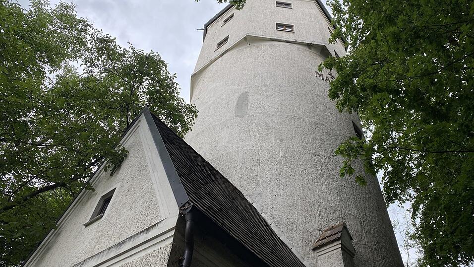 Obwohl er fast vollständig von Laubbäumen umgeben ist, ist der alte Wasserturm von den Straßen Altenmarkts kaum zu übersehen. Obwohl er fast vollständig von Laubbäumen umgeben ist, ist der alte Wasserturm von den Straßen Altenmarkts kaum zu übersehen.