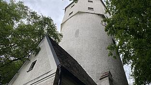 Obwohl er fast vollständig von Laubbäumen umgeben ist, ist der alte Wasserturm von den Straßen Altenmarkts kaum zu übersehen. Obwohl er fast vollständig von Laubbäumen umgeben ist, ist der alte Wasserturm von den Straßen Altenmarkts kaum zu übersehen.
