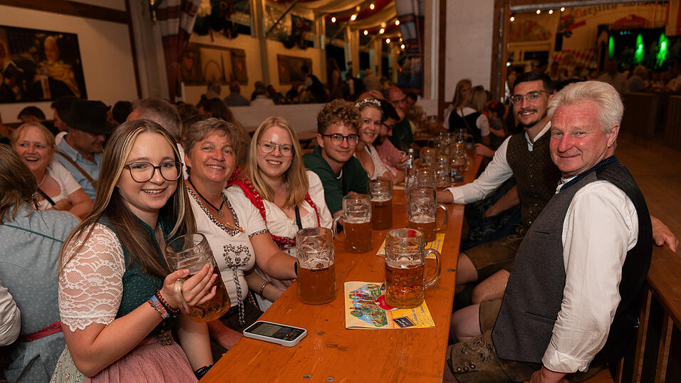 Die Partybilder vom Freitag, 11. August 2023, aus dem Festzelt Greindl. Die Partybilder vom Freitag, 11. August 2023, aus dem Festzelt Greindl.