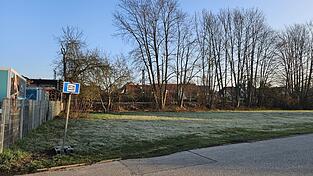 Die Wiese neben der Bauspenglerei Prill dient während der Sperrung als Ausweichparkplatz. Die Wiese neben der Bauspenglerei Prill dient während der Sperrung als Ausweichparkplatz.