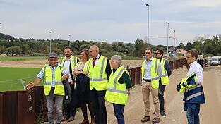 Projektleiter Andreas Dunst (vorne, von links) gab Alexander Bauer vom städtischen Tiefbauamt, den Landtagsabgeordneten Laura Weber und Jürgen Mistol sowie Maria Simon, Fraktionsvorsitzende der Regensburger Grünen, Einblick in die Bauarbeiten. In zweiter Reihe: Stefan Neudert und Peter Jaud vom Wasserwirtschaftsamt, ganz hinten Thomas Wensauer, Mitarbeiter in Mistols Büro.