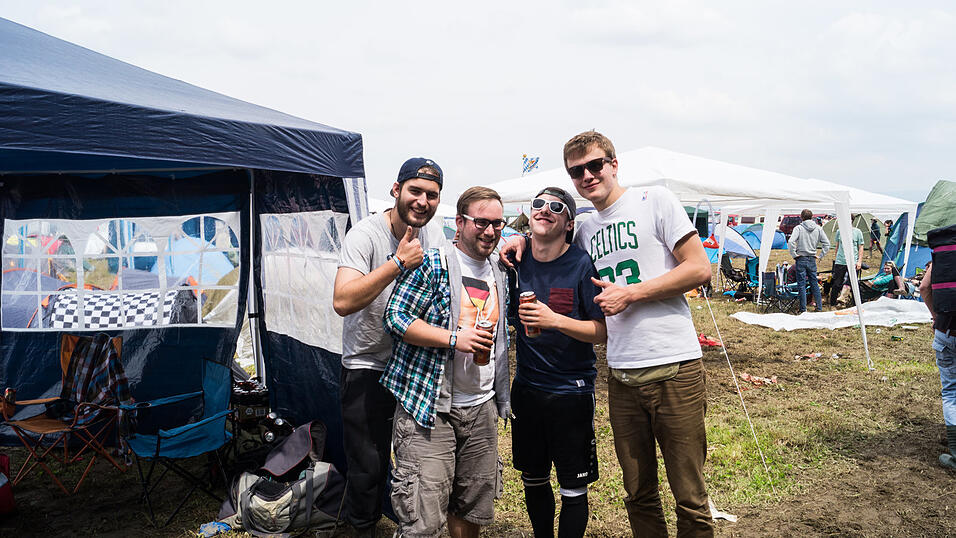 Auf dem Campingplatz lassen es die Pfingst-Open-Air-Besucher richtig krachen, aufgenommen von Regina Hölzel am Freitag. Auf dem Campingplatz lassen es die Pfingst-Open-Air-Besucher richtig krachen, aufgenommen von Regina Hölzel am Freitag.