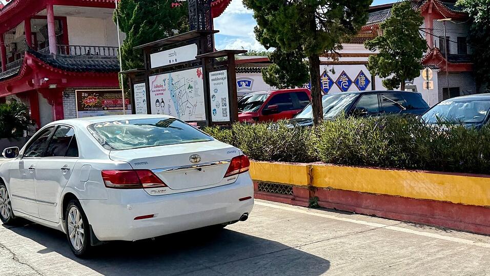 Die meisten Autos in der dubiosen Golden Triangle Special Economic Zone haben nicht einmal Nummernschilder. Die meisten Autos in der dubiosen Golden Triangle Special Economic Zone haben nicht einmal Nummernschilder.