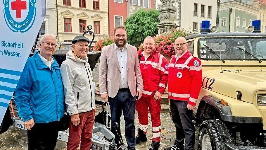 Landrat Tobias Beck (Mitte) lie&szlig; sich von Markus Achatz und Heribert Th&ouml;ne (rechts) die Einsatzschwerpunkte der Wasserwacht erl&auml;utern. J&uuml;rgen Zschiedrich (links) und Herbert Ettengruber (2.v.li,) h&ouml;rten gerne zu. - . .