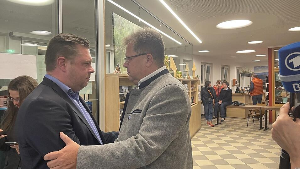 Umarmung für den Sieger: Joli Haller (rechts) beweist Größe und gratuliert dem 'verlorenen Sohn' von Bodenmais. Michael Adam ist nach zwölf Jahren zurück auf der politischen Bühne.