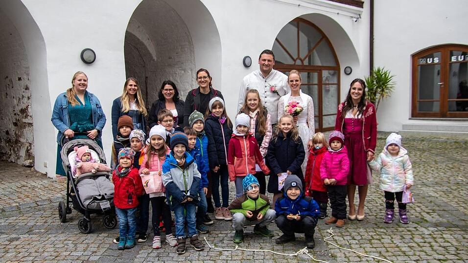 Nach der Trauung wurde das Paar von den Kolleginnen und Kindern des Kindergartens Altrandsberg, in dem Nina Sp&auml;th als Erzieherin t&auml;tig ist, mit einem Spalier erwartet.