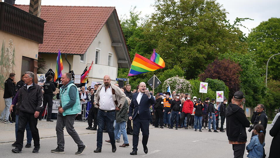Vor dem Gasthaus Neumeier schimpfen Demonstranten auf vorbeigehende AfD-Anhänger. Vor dem Gasthaus Neumeier schimpfen Demonstranten auf vorbeigehende AfD-Anhänger.