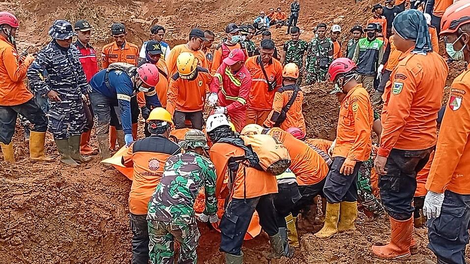 Starker Regen hatte in Zentraljava mehrere Erdrutsche ausgelöst. Starker Regen hatte in Zentraljava mehrere Erdrutsche ausgelöst.