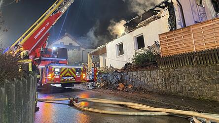 Am 5. Dezember löste die Explosion eines Wohnhauses einen Großeinsatz in Chamerau aus. Am 5. Dezember löste die Explosion eines Wohnhauses einen Großeinsatz in Chamerau aus.