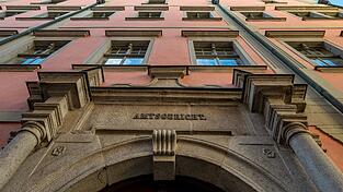 Nach dem Hafttermin lief der 22-J&auml;hrige auf dem Weg zum Polizeiwagen davon. (Archivbild)