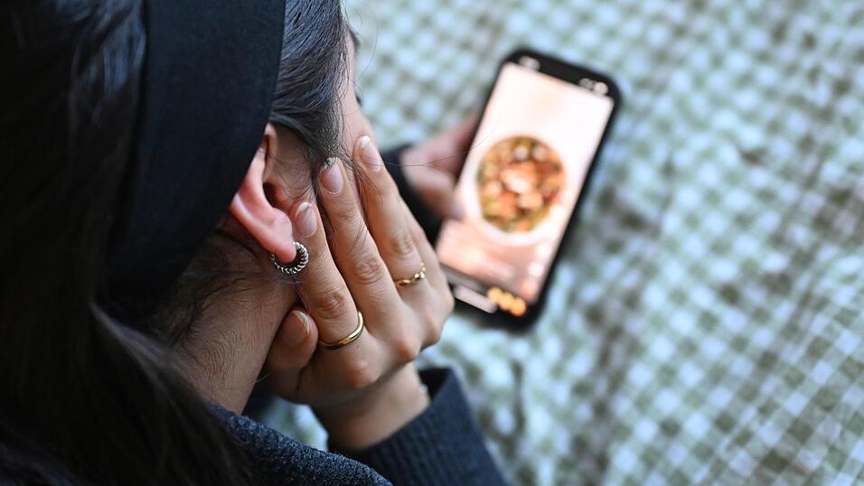Die Social-Media-Nutzung bei vielen Jugendlichen ist laut einer neuen Studie weiter riskant. (Archivbild)