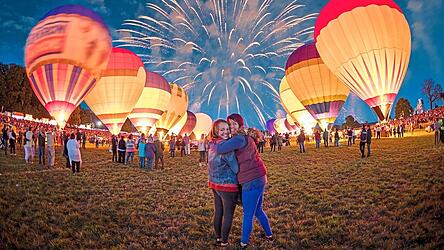 Nirgendwo starten in Gro&szlig;britannien so viele Ballons auf einmal: Seit 1979 findet die Bristol International Balloon Fiesta bei freiem Eintritt und Livemusik statt.