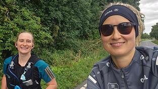 W&auml;hrend Antonia Schott l&auml;uft, wird sie zwei Wochen lang von jeweils einer Freundin begleitet. Sie ist mit einem Wagen unterwegs, k&uuml;mmert sich um die Eink&auml;ufe und stellt abends das Lager am Campingplatz auf.