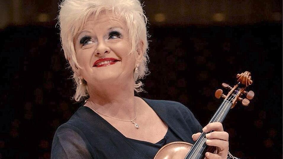 Violine-Virtuosin mit schauspielerischem und kom&ouml;diantischem Talent: Ilona Cudek tritt an Faschingsdienstag in Landau auf.