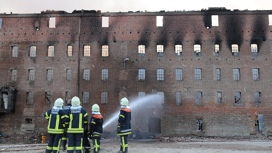 Großbrand einer ehemaliegen Ziegelei in Straubing. (Foto: Ulli Scharrer) Großbrand einer ehemaliegen Ziegelei in Straubing. (Foto: Ulli Scharrer)