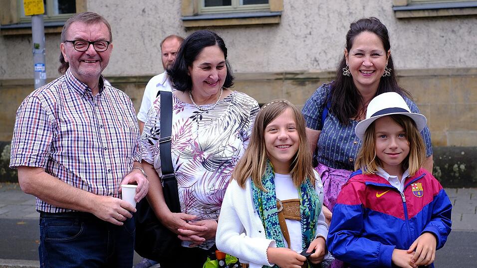 Zahlreiche Musik- und Trachtengruppen zogen nach dreij&auml;hriger Pause am Freitagabend zum Festplatz Am Hagen.