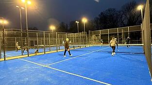 Die zwei Padel-Courts sind in blau und weiß gehalten - passend zum Verein, wie OB Putz feststellte. Die zwei Padel-Courts sind in blau und weiß gehalten - passend zum Verein, wie OB Putz feststellte.