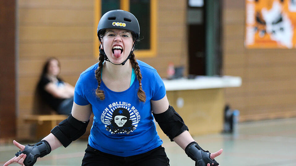 Beim Sport Roller Derby ist viel Durchsetzungsvermögen gefragt. Der Spaß steht dabei aber an erster Stelle. (Fotos: Munich Rolling Rebels)