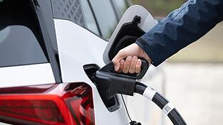 Das Geld für die Elektroauto-Förderung wird laut Bundesumweltminister Carsten Schneider (SPD) noch eine Weile reichen (Symbolbild). Das Geld für die Elektroauto-Förderung wird laut Bundesumweltminister Carsten Schneider (SPD) noch eine Weile reichen (Symbolbild).
