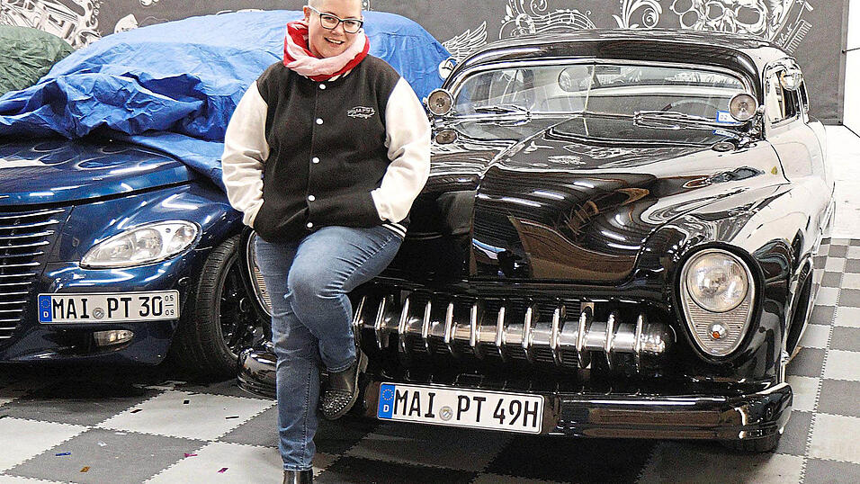 Ihren 'alten Herrn' aus dem Jahr 1949 zeigt Petra Quast gerne her, für den Wagen dahinter hat sie den 'Pyjama' für das Foto gelüftet. Ihren 'alten Herrn' aus dem Jahr 1949 zeigt Petra Quast gerne her, für den Wagen dahinter hat sie den 'Pyjama' für das Foto gelüftet.