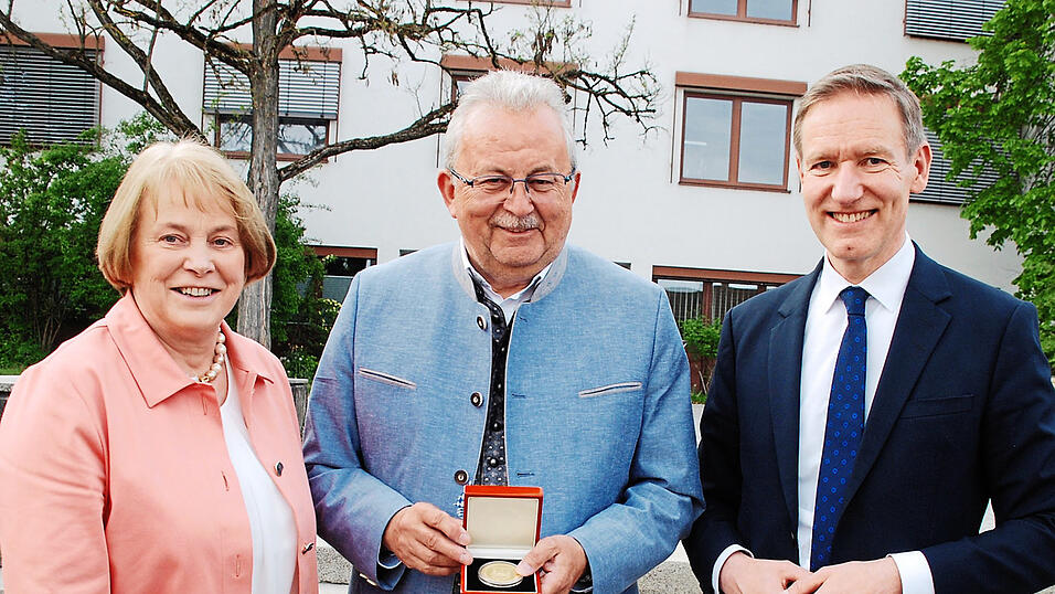 Der scheidende Landrat Josef Laumer (Mitte) mit der Landkreis-Medaille, die er von seiner Stellvertreterin Barbara Unger (links) &uuml;berreicht bekam. Die Verabschiedungsrede hielt Regierungspr&auml;sident Rainer Haselbeck (rechts).