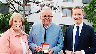 Der scheidende Landrat Josef Laumer (Mitte) mit der Landkreis-Medaille, die er von seiner Stellvertreterin Barbara Unger (links) &uuml;berreicht bekam. Die Verabschiedungsrede hielt Regierungspr&auml;sident Rainer Haselbeck (rechts).