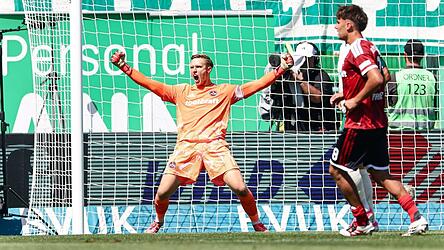 N&uuml;rnberg-Torh&uuml;ter Reichert jubelt nach einem gehaltenen Foulelfmeter.