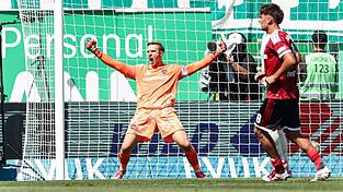 N&uuml;rnberg-Torh&uuml;ter Reichert jubelt nach einem gehaltenen Foulelfmeter.