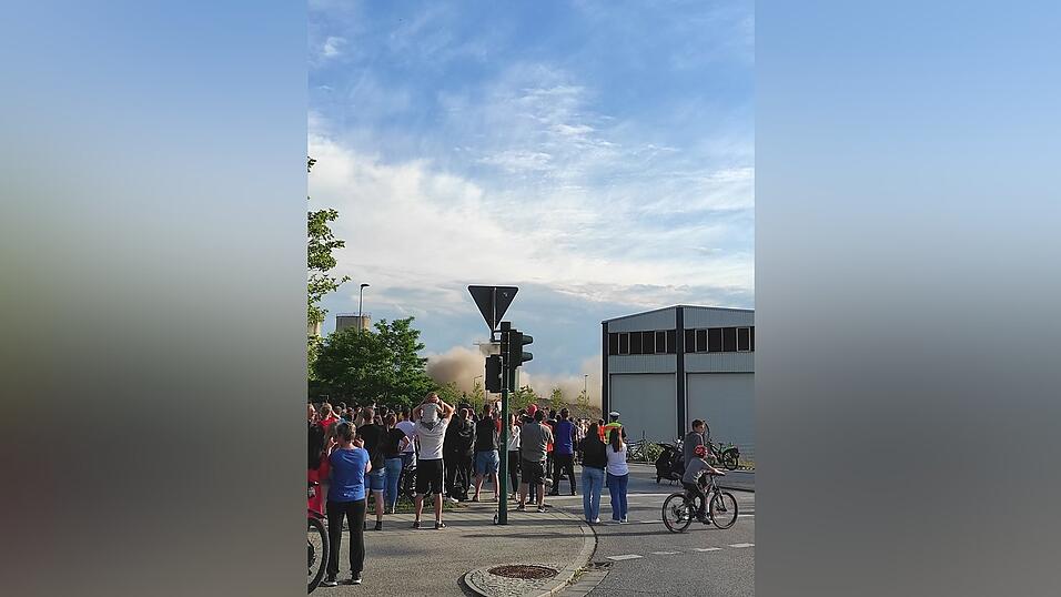 Rumms! Nachdem die Sprengladungen gez&uuml;ndet wurden, legte sich das alte Geb&auml;ude um und erzeugte eine gro&szlig;e Staubwolke.