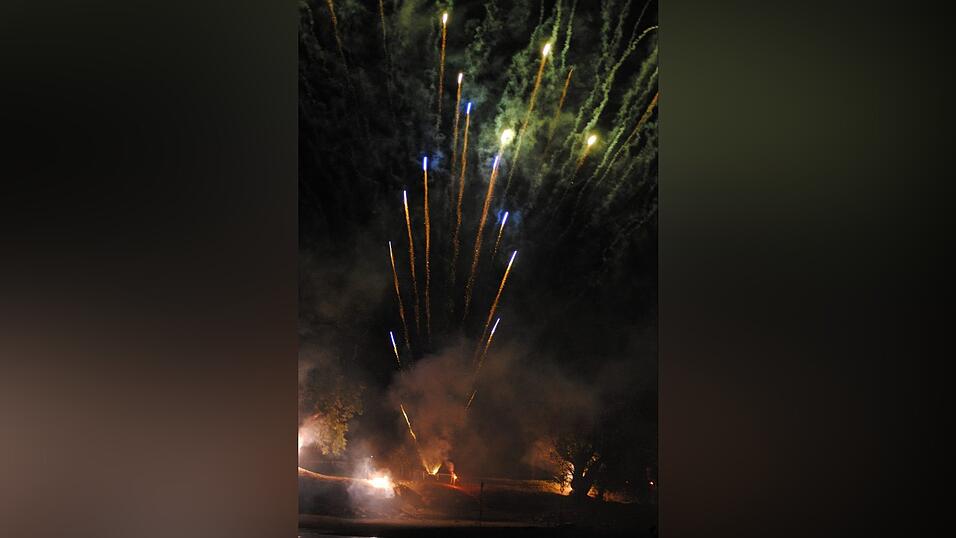 Mit einem bunten Feuerwerk wird die Lampionfahrt 2022 gefeiert.