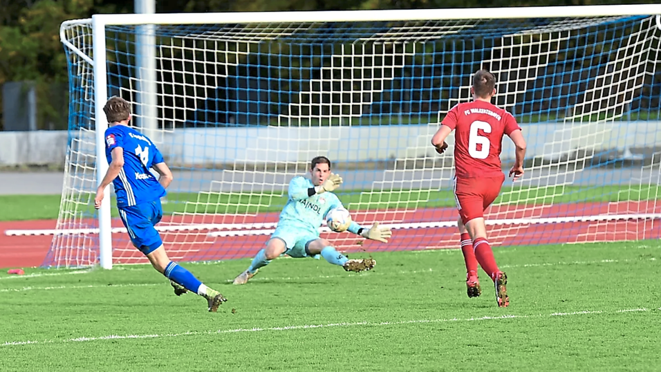 Lukas Hochstetter konnte sich gleich mehrmals gefährlich vor das gegnerische Tor spielen. Lukas Hochstetter konnte sich gleich mehrmals gefährlich vor das gegnerische Tor spielen.