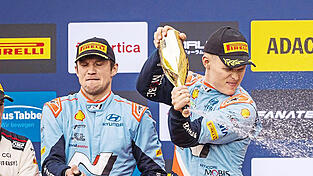 Ott Tänak bei der Sieger-Sektdusche. Ott Tänak bei der Sieger-Sektdusche.