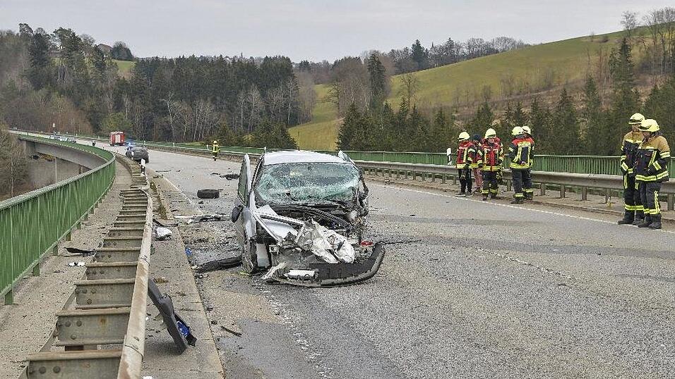 Bei einem Unfall auf der Staatsstraße 2622 in Hutthurm starb eine 59-jährige Frau, ein 55-Jähriger wurde schwer verletzt. Bei einem Unfall auf der Staatsstraße 2622 in Hutthurm starb eine 59-jährige Frau, ein 55-Jähriger wurde schwer verletzt.