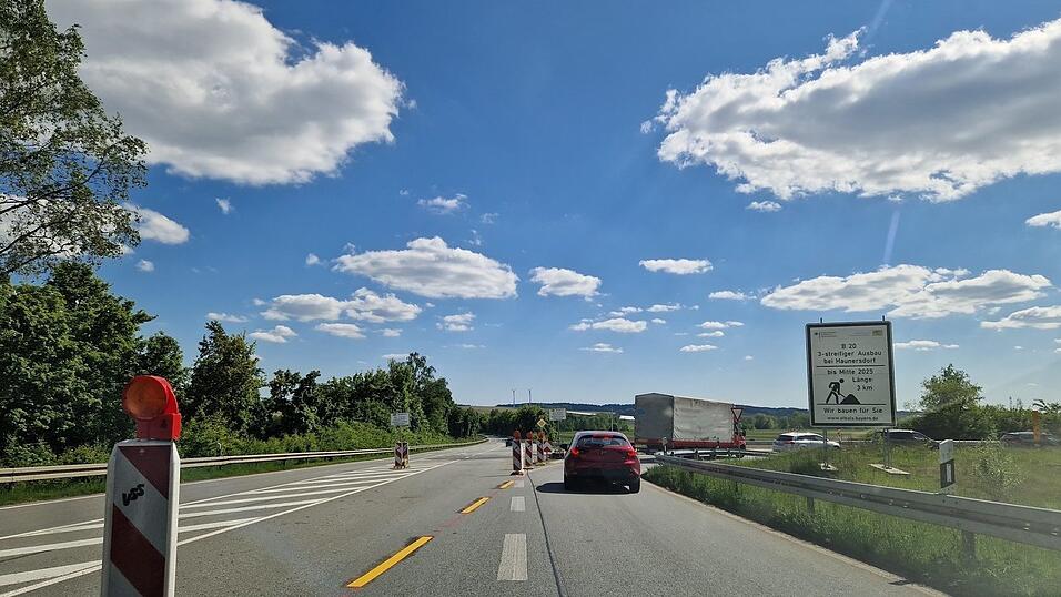 Bei Mettenhausen in Fahrtrichtung Eggenfelden fuhren am Montagnachmittag kurz nach der Freigabe viele wieder von der B 20 ab. Nur wenige orientierten sich links, um die neu ausgebaute Strecke zu nutzen. Durch die aufgestellten Baken soll vor allem der Schwerlastverkehr, der bei Falkenberg wieder vor der nächsten Baustelle stehen würde, großräumig umgeleitet werden. Doch auch viele Autofahrer waren irritiert und fuhren gleich ab. Bei Mettenhausen in Fahrtrichtung Eggenfelden fuhren am Montagnachmittag kurz nach der Freigabe viele wieder von der B 20 ab. Nur wenige orientierten sich links, um die neu ausgebaute Strecke zu nutzen. Durch die aufgestellten Baken soll vor allem der Schwerlastverkehr, der bei Falkenberg wieder vor der nächsten Baustelle stehen würde, großräumig umgeleitet werden. Doch auch viele Autofahrer waren irritiert und fuhren gleich ab.