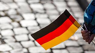 Die Flagge habe der Angeklagte für „künstlerische Zwecke“ herausgeschnitten. „Für meine Deutschlandcollage. Eine ganz hübsche ist das, nebenher bemerkt“ (Symbolbild)