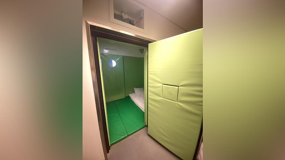 Auf der Akutstation gibt es einen Weichraum. Die Matten am Boden sind zweigeteilt, erklärt Christian Wagner - damit man sie einzeln herausnehmen kann, um Körperflüssigkeiten abzuwaschen. Auf der Akutstation gibt es einen Weichraum. Die Matten am Boden sind zweigeteilt, erklärt Christian Wagner - damit man sie einzeln herausnehmen kann, um Körperflüssigkeiten abzuwaschen.