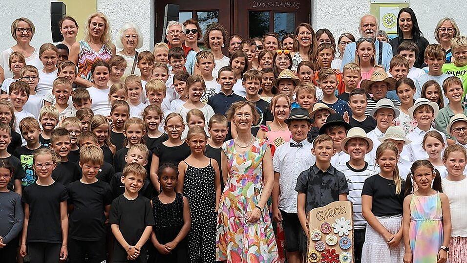 Mit den Schulkindern und vielen Gästen feierte Schulrektorin Brigitte Ascher (vorne Mitte) ihren Geburtstag und zugleich den Abschied vom Berufsleben. Die ganze Schulfamilie, Lehrerkollegium, Elternbeirat, Bürgermeisterin Raimunda Menzel (oben r.), Schulamtsdirektorin Dr. Petra Maier-Hundhammer (oben 2. v. r.) und Vorgänger Hans Gumberger (3. v. r.) gratulierten.