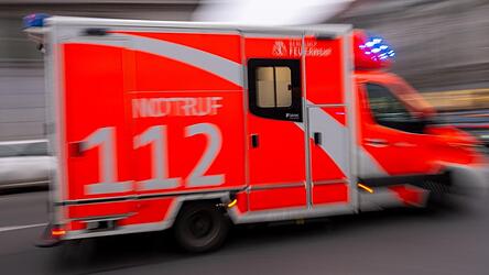 Einige Feuerwehrleute rückten zu einem Verkehrsunfall bei Obertraubling aus. (Symbolbild)