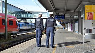 Polizeibeamte warteten am Regensburger Hauptbahnhof auf den Zug. (Symbolbild)