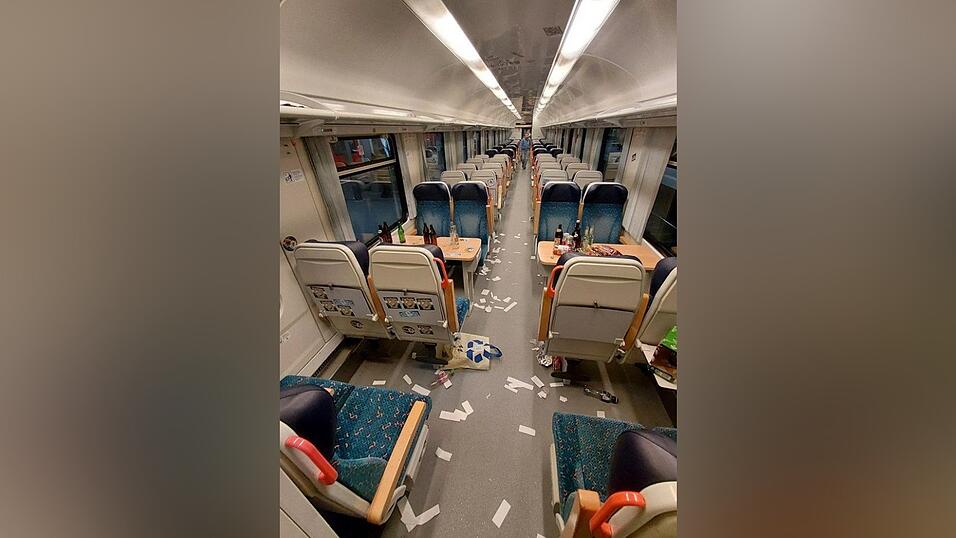 Anhänger des TSV 1860 München waren nach einer Auswärtsspiel-Niederlage in Regensburg wohl so frustriert, dass sie laut Polizei bei der Heimreise im Zug allerhand beschädigt haben. 