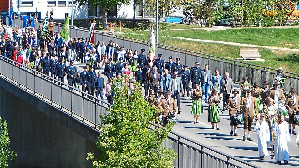 Der Festzug der Vereine und B&uuml;rger durch den Ort wurde von den Ministranten mit dem Kreuz, Pfarrer Diermeier und dem Spielmannszug angef&uuml;hrt.