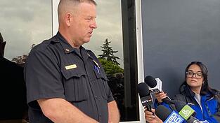 Leiter der Feuerwehr in Longview, Scott Goldstein, hält eine Pressekonferenz zur chemischen Explosion in einer Verpackungsfirma. Leiter der Feuerwehr in Longview, Scott Goldstein, hält eine Pressekonferenz zur chemischen Explosion in einer Verpackungsfirma.