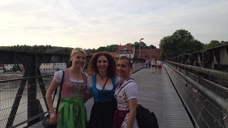 Carina Ziegler (links) unternimmt viel mit ihren Mitbewohnerinnen. Ein Besuch der Regensburger Dult gehört da auf jeden Fall dazu. Carina Ziegler (links) unternimmt viel mit ihren Mitbewohnerinnen. Ein Besuch der Regensburger Dult gehört da auf jeden Fall dazu.