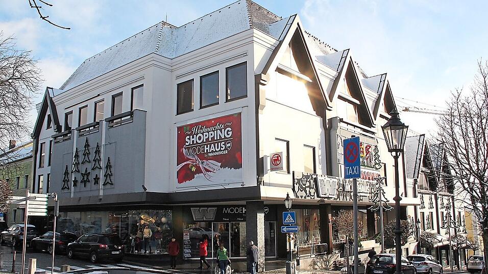 Die Unternehmensgruppe Frey übernimmt zum 1. März das Modehaus Wanninger. Am Mittwochvormittag informierten Franz Wanninger und Caroline Frey die 35 Mitarbeiter über diese Entscheidung. Die Unternehmensgruppe Frey übernimmt zum 1. März das Modehaus Wanninger. Am Mittwochvormittag informierten Franz Wanninger und Caroline Frey die 35 Mitarbeiter über diese Entscheidung.