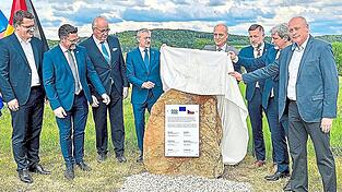 An der Grenze enth&uuml;llen hochrangige Vertreter beider L&auml;nder einen Gedenkstein zu 20 Jahren EU-Beitritt Tschechiens.